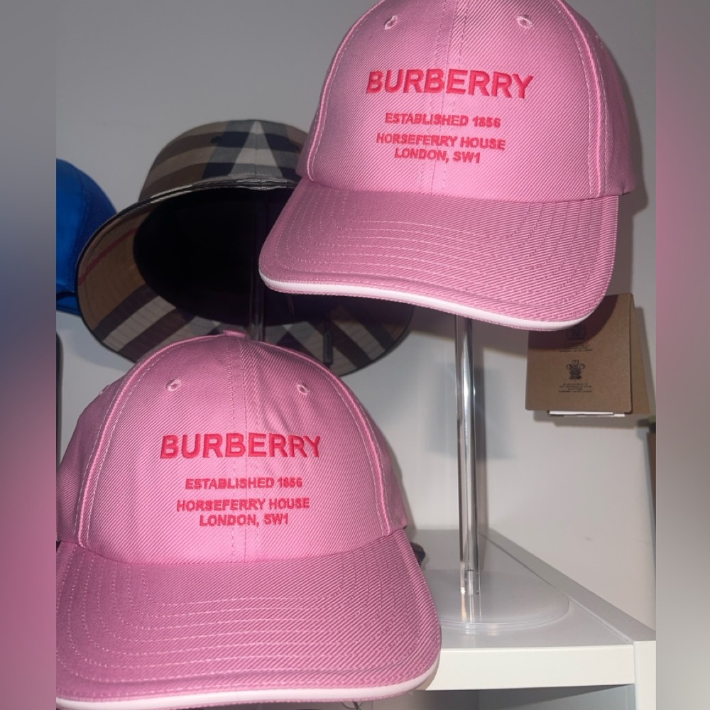 Burberry cap pink